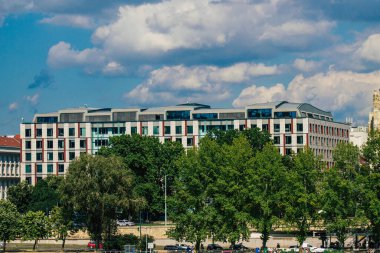 Budapeşte Macaristan 20 Temmuz 2020 Macaristan 'ın başkenti ve Macaristan' ın en kalabalık şehri olan Budapeşte 'nin şehir merkezindeki tarihi bir binaya bakınız.