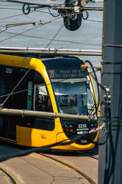 Budapeşte Macaristan 20 Temmuz 2020. Macaristan 'ın başkenti Budapeşte' nin sokaklarında ve toplu taşıma sisteminde seyahat eden yolcular için yeni bir Macar elektrikli tramvayı görülüyor.