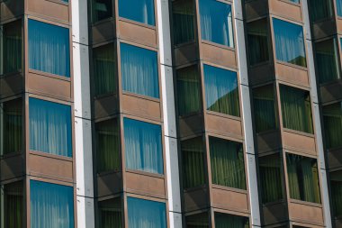 Budapeşte Macaristan 20 Temmuz 2020 Macaristan 'ın başkenti ve Macaristan' ın en kalabalık şehri olan Budapeşte 'nin şehir merkezindeki modern bir binanın cephesine bakınız.