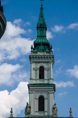 Budapeşte Macaristan 20 Temmuz 2020 Macaristan 'ın başkenti ve Macaristan' ın en kalabalık şehri olan Budapeşte 'nin şehir merkezindeki Hristiyan kilisesinin cephesine bakınız.