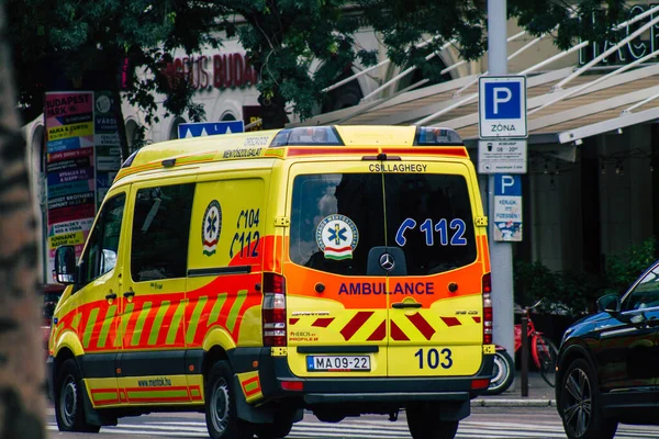 ブダペスト2020年7月20日首都ブダペストとハンガリーで最も人口の多い都市を通る伝統的なハンガリーの救急車の眺め — ストック写真