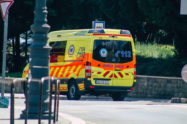 Budapešť Maďarsko Července 2020 Pohled Tradiční Maďarskou Ambulanci Projíždějící Ulicemi — Stock fotografie