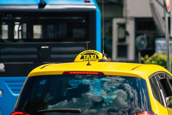 ブダペスト2020年7月20日首都ブダペストとハンガリーで最も人口の多い都市を通る乗客のための伝統的な黄色のハンガリータクシーの眺め — ストック写真