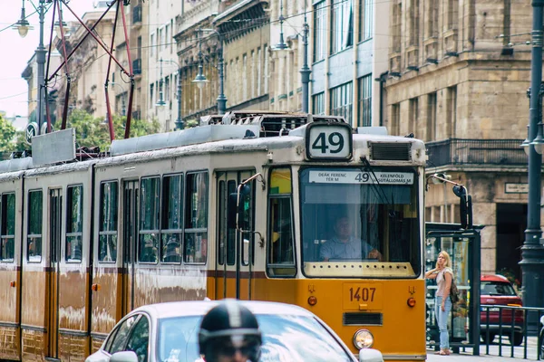 ブダペスト2020年7月20日ハンガリーの首都ブダペストの道路や公共交通機関の一部を通って運転する乗客のための古いハンガリーの電気トラムの眺め — ストック写真