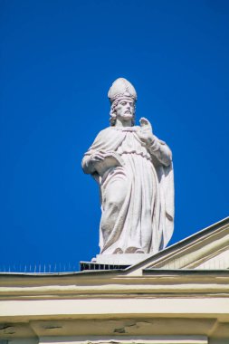 Budapeşte Macaristan 20 Temmuz 2020 Macaristan 'ın başkenti ve Macaristan' ın en kalabalık şehri olan Budapeşte 'nin şehir merkezindeki Hristiyan kilisesinin cephesine bakınız.