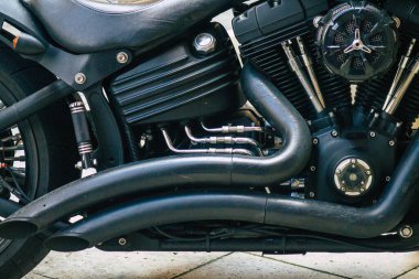 Budapeşte Macaristan 20 Temmuz 2020 'de Budapeşte' nin başkenti ve Macaristan 'ın en kalabalık şehri olan Budapeşte sokaklarında park etmiş Harley Davidson motorsikletinin görüntüsü