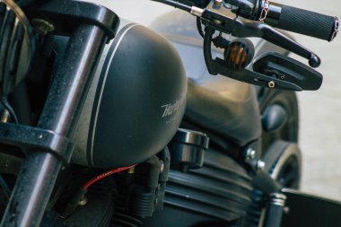 Budapeşte Macaristan 20 Temmuz 2020 'de Budapeşte' nin başkenti ve Macaristan 'ın en kalabalık şehri olan Budapeşte sokaklarında park etmiş Harley Davidson motorsikletinin görüntüsü