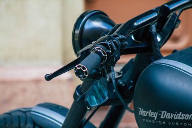 Budapeşte Macaristan 20 Temmuz 2020 'de Budapeşte' nin başkenti ve Macaristan 'ın en kalabalık şehri olan Budapeşte sokaklarında park etmiş Harley Davidson motorsikletinin görüntüsü