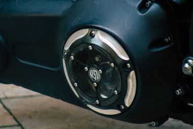 Budapeşte Macaristan 20 Temmuz 2020 'de Budapeşte' nin başkenti ve Macaristan 'ın en kalabalık şehri olan Budapeşte sokaklarında park etmiş Harley Davidson motorsikletinin görüntüsü