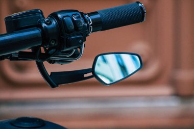 Budapeşte Macaristan 20 Temmuz 2020 'de Budapeşte' nin başkenti ve Macaristan 'ın en kalabalık şehri olan Budapeşte sokaklarında park etmiş Harley Davidson motorsikletinin görüntüsü