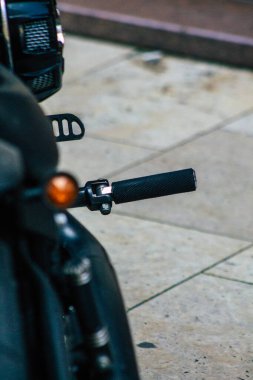 Budapeşte Macaristan 20 Temmuz 2020 'de Budapeşte' nin başkenti ve Macaristan 'ın en kalabalık şehri olan Budapeşte sokaklarında park etmiş Harley Davidson motorsikletinin görüntüsü