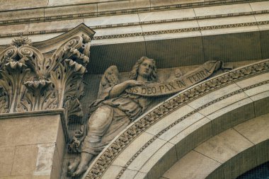 Budapeşte Macaristan 20 Temmuz 2020 Macaristan 'ın başkenti ve Macaristan' ın en kalabalık şehri olan Budapeşte 'nin merkezindeki Aziz Stephen Bazilikası' nın cephesine bakınız.