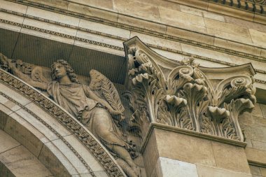 Budapeşte Macaristan 20 Temmuz 2020 Macaristan 'ın başkenti ve Macaristan' ın en kalabalık şehri olan Budapeşte 'nin merkezindeki Aziz Stephen Bazilikası' nın cephesine bakınız.