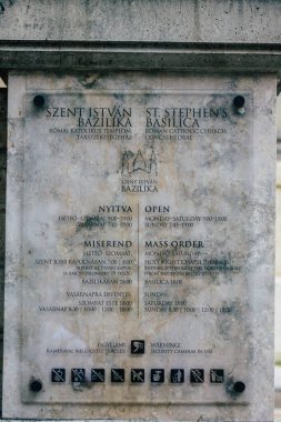 Budapeşte Macaristan 20 Temmuz 2020 Macaristan 'ın başkenti ve Macaristan' ın en kalabalık şehri olan Budapeşte 'nin merkezindeki Aziz Stephen Bazilikası' nın cephesine bakınız.