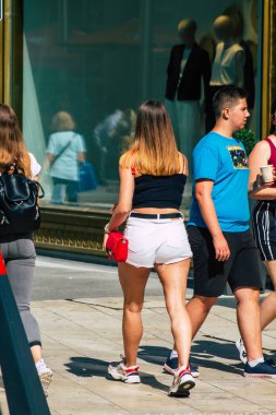 Budapeşte Macaristan 20 Temmuz 2020 Macaristan 'ın başkenti Budapeşte' deki Fashion Caddesi 'nde kimliği belirsiz insanların yürüyüş ve alışveriş görüntüsü