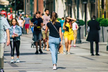 Budapeşte Macaristan 20 Temmuz 2020 Macaristan 'ın başkenti Budapeşte' deki Fashion Caddesi 'nde kimliği belirsiz insanların yürüyüş ve alışveriş görüntüsü