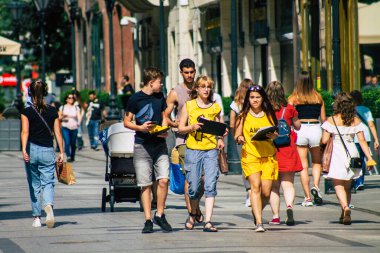 Budapeşte Macaristan 20 Temmuz 2020 Macaristan 'ın başkenti Budapeşte' deki Fashion Caddesi 'nde kimliği belirsiz insanların yürüyüş ve alışveriş görüntüsü
