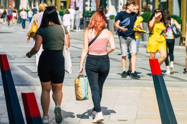 Budapeşte Macaristan 20 Temmuz 2020 Macaristan 'ın başkenti Budapeşte' deki Fashion Caddesi 'nde kimliği belirsiz insanların yürüyüş ve alışveriş görüntüsü