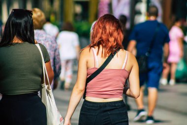 Budapeşte Macaristan 20 Temmuz 2020 Macaristan 'ın başkenti Budapeşte' deki Fashion Caddesi 'nde kimliği belirsiz insanların yürüyüş ve alışveriş görüntüsü