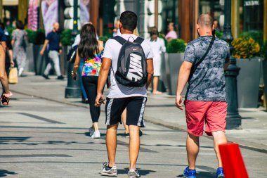 Budapeşte Macaristan 20 Temmuz 2020 Macaristan 'ın başkenti Budapeşte' deki Fashion Caddesi 'nde kimliği belirsiz insanların yürüyüş ve alışveriş görüntüsü