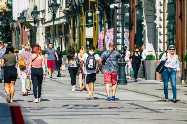 Budapeşte Macaristan 20 Temmuz 2020 Macaristan 'ın başkenti Budapeşte' deki Fashion Caddesi 'nde kimliği belirsiz insanların yürüyüş ve alışveriş görüntüsü