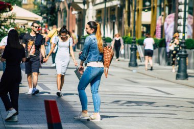 Budapeşte Macaristan 20 Temmuz 2020 Macaristan 'ın başkenti Budapeşte' deki Fashion Caddesi 'nde kimliği belirsiz insanların yürüyüş ve alışveriş görüntüsü