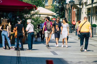 Budapeşte Macaristan 20 Temmuz 2020 Macaristan 'ın başkenti Budapeşte' deki Fashion Caddesi 'nde kimliği belirsiz insanların yürüyüş ve alışveriş görüntüsü