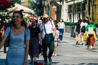 Budapeşte Macaristan 20 Temmuz 2020 Macaristan 'ın başkenti Budapeşte' deki Fashion Caddesi 'nde kimliği belirsiz insanların yürüyüş ve alışveriş görüntüsü