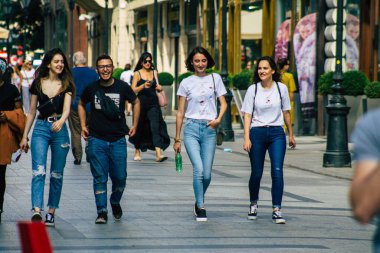 Budapeşte Macaristan 20 Temmuz 2020 Macaristan 'ın başkenti Budapeşte' deki Fashion Caddesi 'nde kimliği belirsiz insanların yürüyüş ve alışveriş görüntüsü