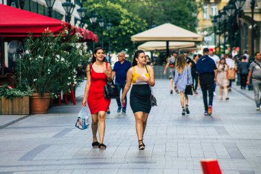 Budapeşte Macaristan 20 Temmuz 2020 Macaristan 'ın başkenti Budapeşte' deki Fashion Caddesi 'nde kimliği belirsiz insanların yürüyüş ve alışveriş görüntüsü