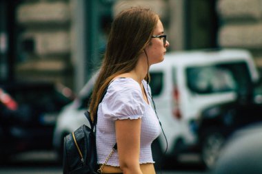 Budapeşte Macaristan 20 Temmuz 2020 Macaristan 'ın başkenti Budapeşte' nin eski sokaklarında yürüyen kimliği belirsiz yayaların görüntüsü