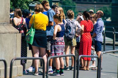 Budapeşte Macaristan 20 Temmuz 2020 Macaristan 'ın başkenti Budapeşte' nin eski sokaklarında yürüyen kimliği belirsiz yayaların görüntüsü