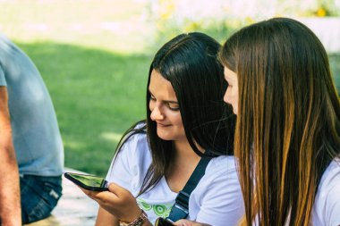 Budapeşte Macaristan 20 Temmuz 2020 Macaristan 'ın başkenti Budapeşte' nin eski sokaklarında yürüyen kimliği belirsiz yayaların görüntüsü