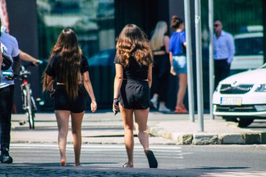 Budapeşte Macaristan 20 Temmuz 2020 Macaristan 'ın başkenti Budapeşte' nin eski sokaklarında yürüyen kimliği belirsiz yayaların görüntüsü