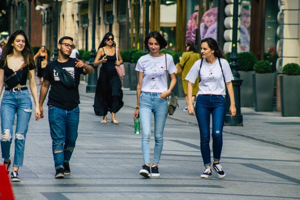 Budapeşte Macaristan 20 Temmuz 2020 Macaristan 'ın başkenti Budapeşte' deki Fashion Caddesi 'nde kimliği belirsiz insanların yürüyüş ve alışveriş görüntüsü