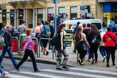 Budapeşte Macaristan 20 Temmuz 2020 'de Macaristan' ın başkenti Budapeşte 'nin eski caddelerinden geçen zebra geçidinde yürüyen kimliği belirsiz yayaların görüntüsü