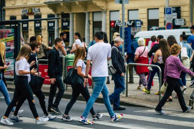 Budapeşte Macaristan 20 Temmuz 2020 'de Macaristan' ın başkenti Budapeşte 'nin eski caddelerinden geçen zebra geçidinde yürüyen kimliği belirsiz yayaların görüntüsü