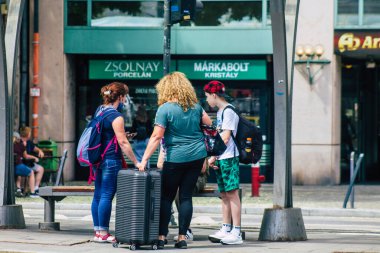 Budapeşte Macaristan 20 Temmuz 2020 'de Macaristan' ın başkenti Budapeşte 'nin eski caddelerinden geçen zebra geçidinde yürüyen kimliği belirsiz yayaların görüntüsü