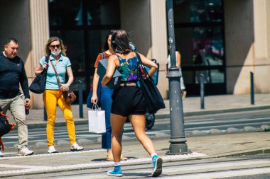 Budapeşte Macaristan 20 Temmuz 2020 'de Macaristan' ın başkenti Budapeşte 'nin eski caddelerinden geçen zebra geçidinde yürüyen kimliği belirsiz yayaların görüntüsü