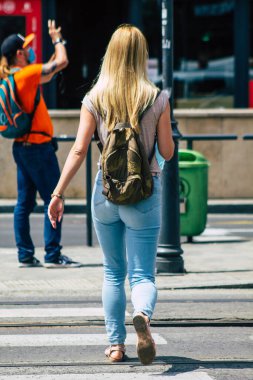 Budapeşte Macaristan 20 Temmuz 2020 'de Macaristan' ın başkenti Budapeşte 'nin eski caddelerinden geçen zebra geçidinde yürüyen kimliği belirsiz yayaların görüntüsü