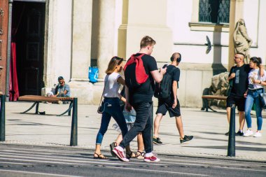 Budapeşte Macaristan 20 Temmuz 2020 'de Macaristan' ın başkenti Budapeşte 'nin eski caddelerinden geçen zebra geçidinde yürüyen kimliği belirsiz yayaların görüntüsü