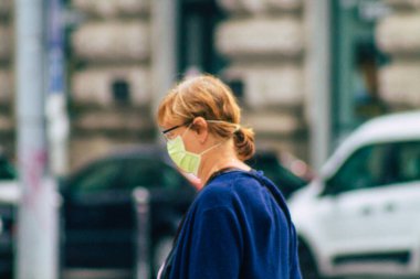 Budapeşte Macaristan 20 Temmuz 2020 'de Macaristan' ın başkenti Budapeşte 'nin eski sokaklarında yürüyen koronavirüsten korunmak için yüzü maskeli kimliği belirsiz yayalara bakıldı.