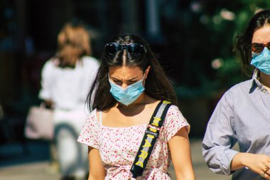 Budapeşte Macaristan 20 Temmuz 2020 'de Macaristan' ın başkenti Budapeşte 'nin eski sokaklarında yürüyen koronavirüsten korunmak için yüzü maskeli kimliği belirsiz yayalara bakıldı.