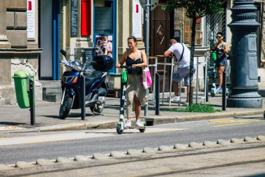 Budapeşte Macaristan 20 Temmuz 2020 Budapeşte 'nin başkenti ve Macaristan' ın en kalabalık şehri olan Budapeşte sokaklarında elektrikli scooterla dolaşan kimliği belirsiz insanların görüntüsü