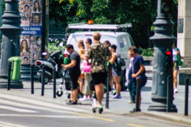 Budapeşte Macaristan 20 Temmuz 2020 Budapeşte 'nin başkenti ve Macaristan' ın en kalabalık şehri olan Budapeşte sokaklarında elektrikli scooterla dolaşan kimliği belirsiz insanların görüntüsü
