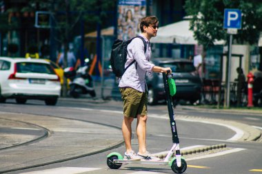 Budapeşte Macaristan 20 Temmuz 2020 Budapeşte 'nin başkenti ve Macaristan' ın en kalabalık şehri olan Budapeşte sokaklarında elektrikli scooterla dolaşan kimliği belirsiz insanların görüntüsü