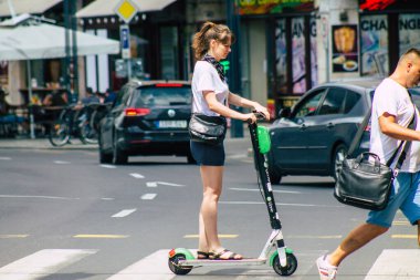 Budapeşte Macaristan 20 Temmuz 2020 Budapeşte 'nin başkenti ve Macaristan' ın en kalabalık şehri olan Budapeşte sokaklarında elektrikli scooterla dolaşan kimliği belirsiz insanların görüntüsü