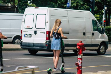 Budapeşte Macaristan 20 Temmuz 2020 Budapeşte 'nin başkenti ve Macaristan' ın en kalabalık şehri olan Budapeşte sokaklarında elektrikli scooterla dolaşan kimliği belirsiz insanların görüntüsü