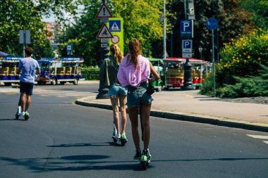 Budapeşte Macaristan 20 Temmuz 2020 Budapeşte 'nin başkenti ve Macaristan' ın en kalabalık şehri olan Budapeşte sokaklarında elektrikli scooterla dolaşan kimliği belirsiz insanların görüntüsü