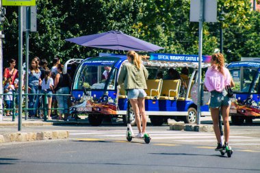 Budapeşte Macaristan 20 Temmuz 2020 Budapeşte 'nin başkenti ve Macaristan' ın en kalabalık şehri olan Budapeşte sokaklarında elektrikli scooterla dolaşan kimliği belirsiz insanların görüntüsü